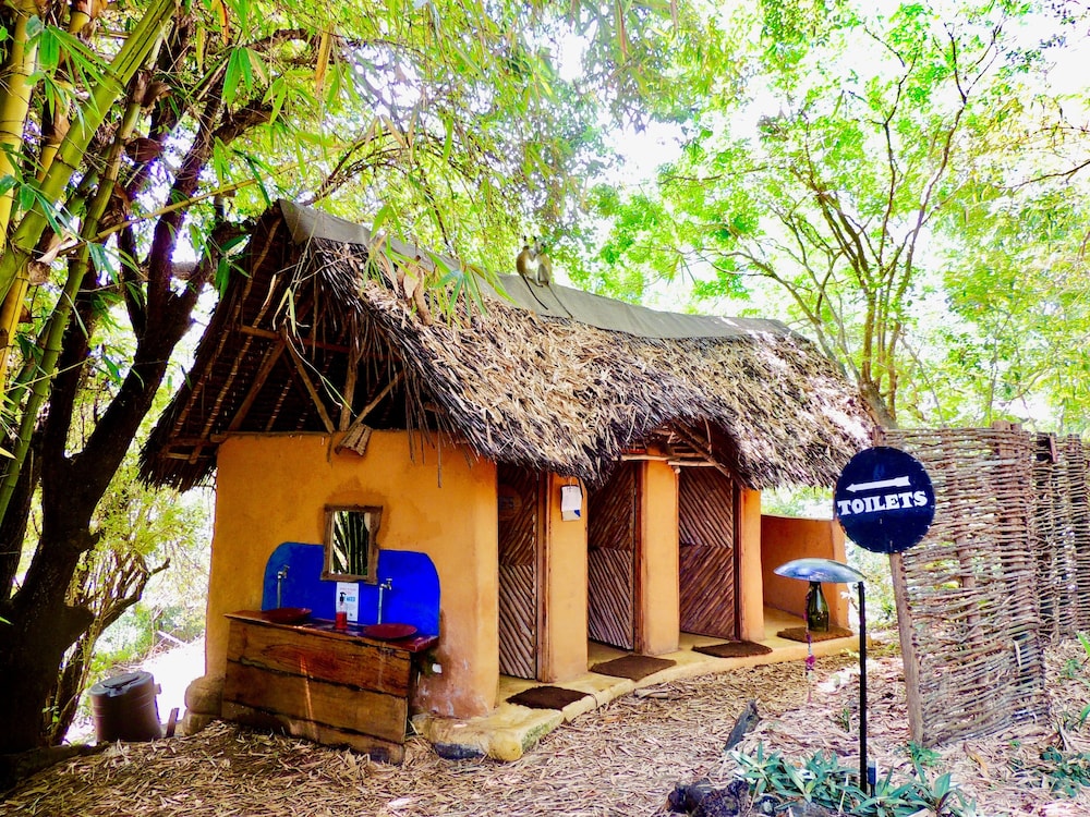DISTANT RELATIVES ECOLODGE & BACKPACKERS 1/50