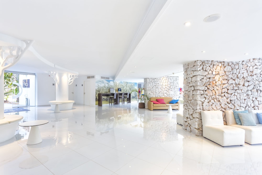 Fergus Style Cala Blanca Suites 13/37