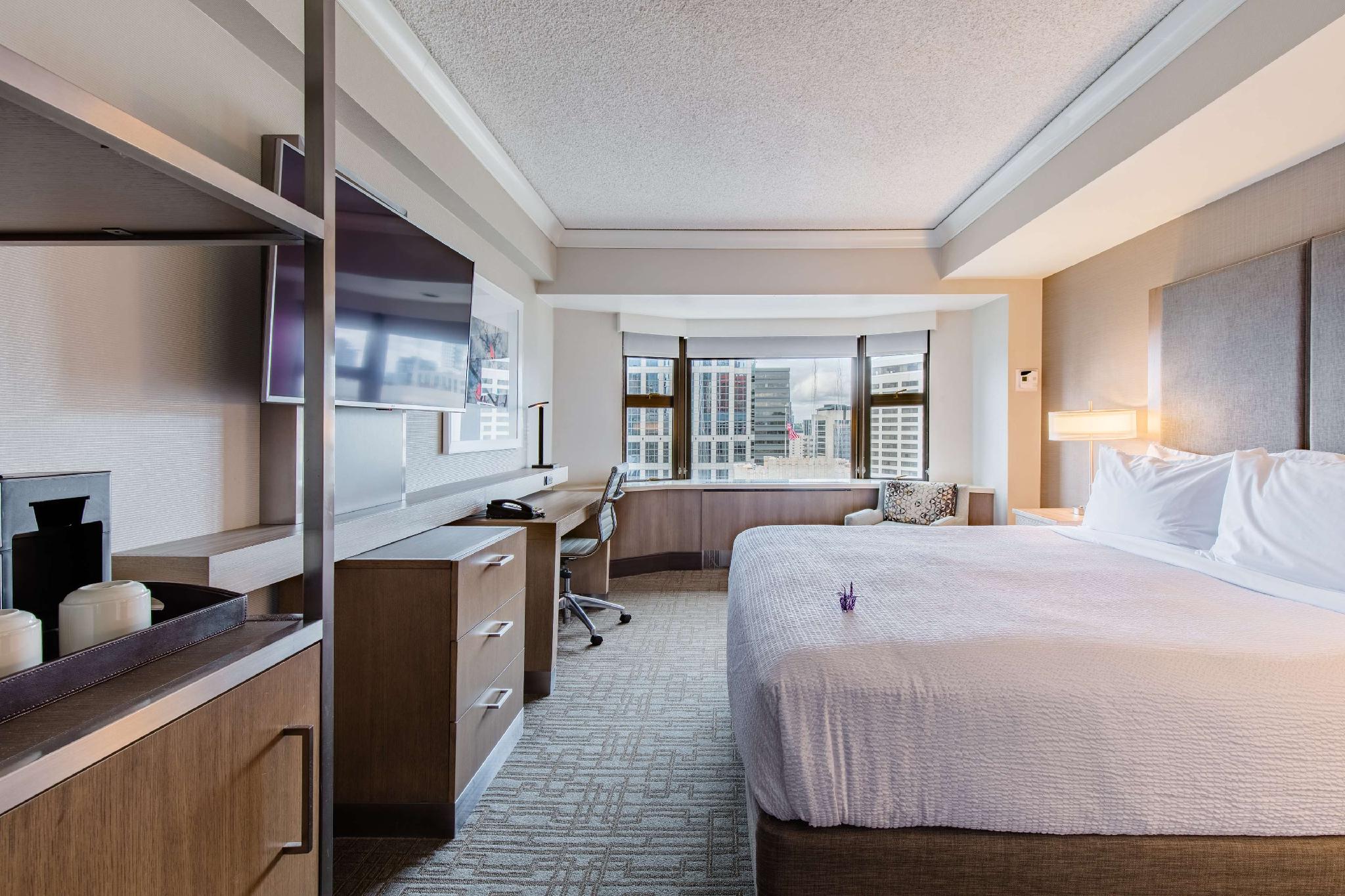 Coast, King Bed, Skyline View, Lounge Access