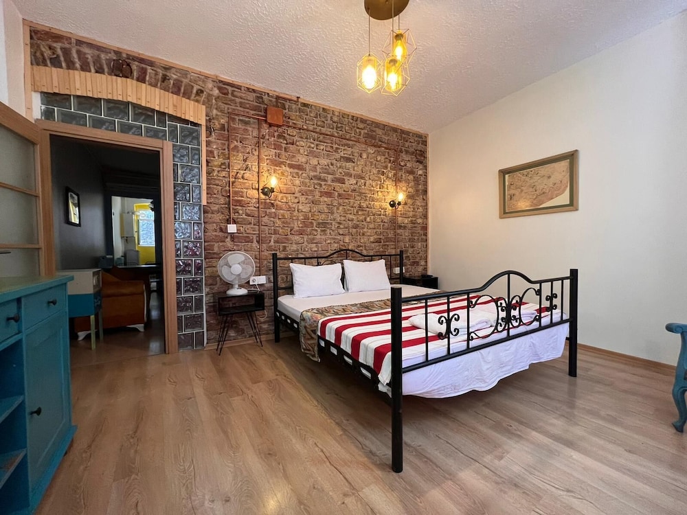 Rodin Hostel 10/44