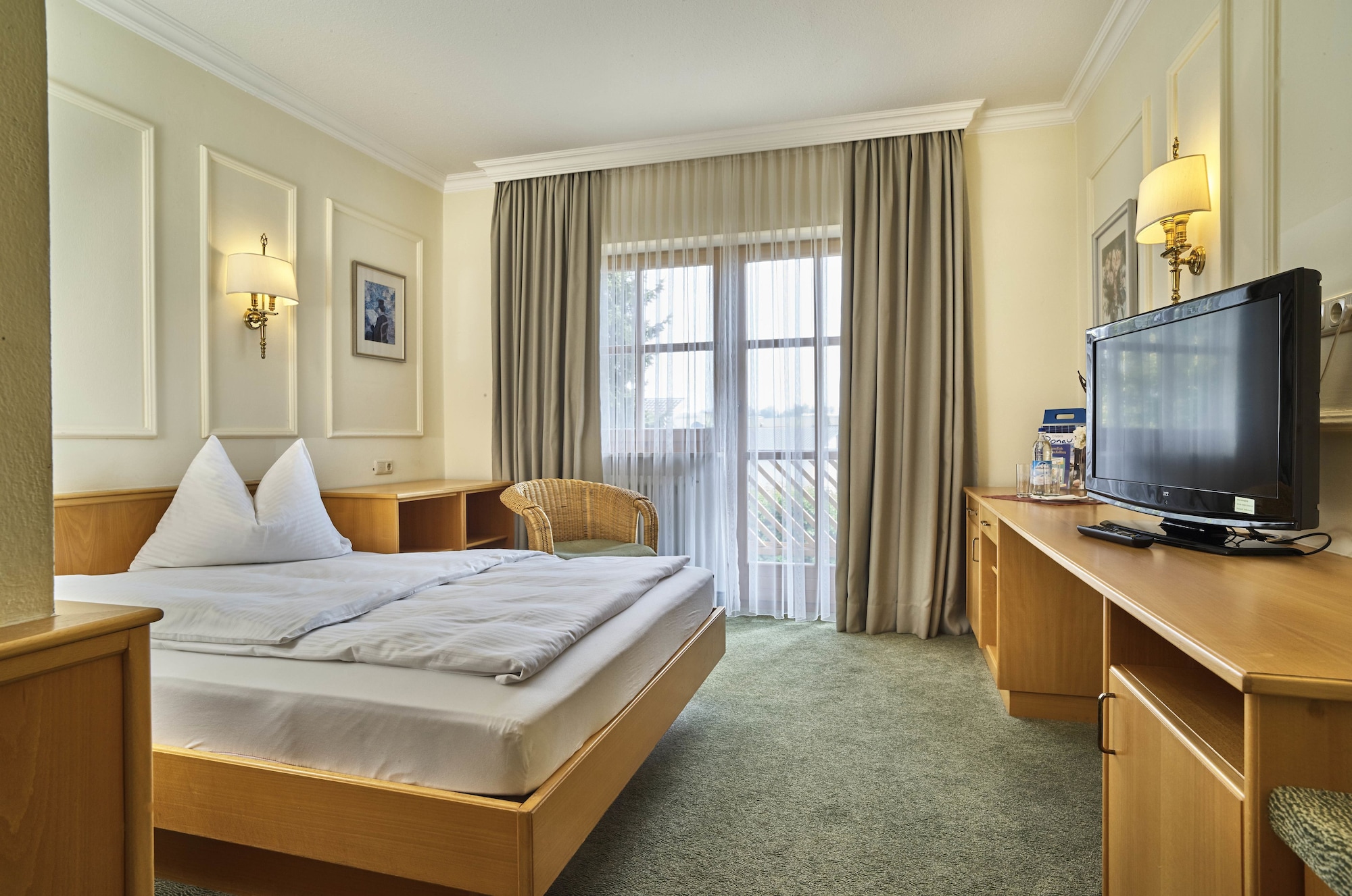 Classic, Queen Bed, Resort View