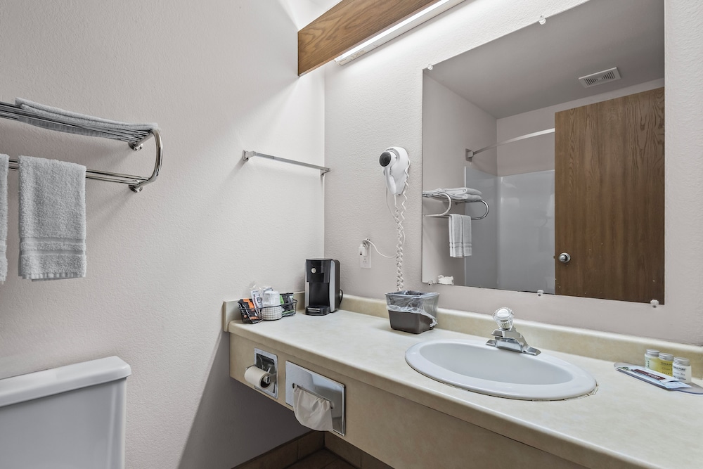 غرفة بسريرين كوين، Wautoma Inn by OYO Near Airport WI 73 6/6