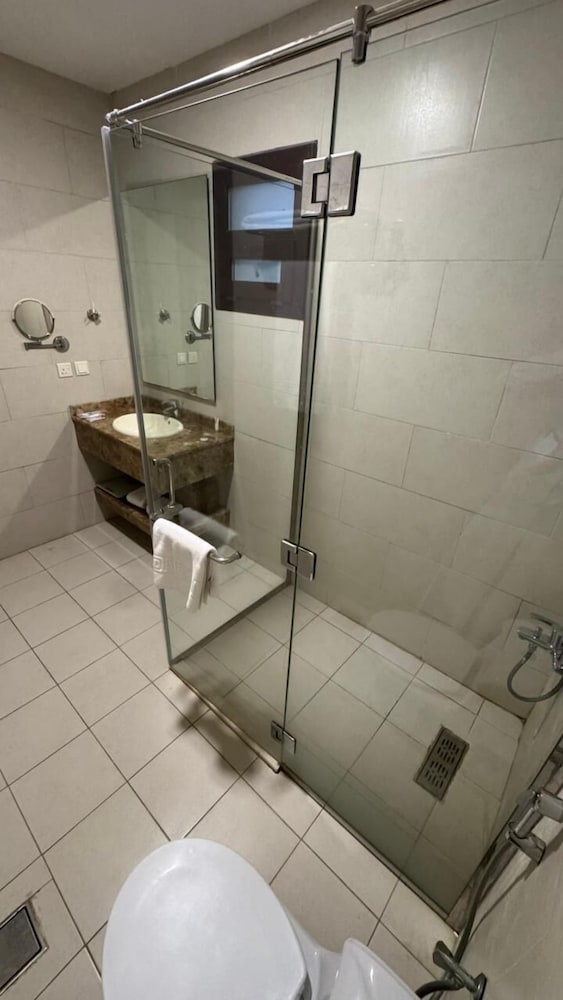 فندق كونتينينت العقير(Continent Hotel Al Uqayr) 32/35