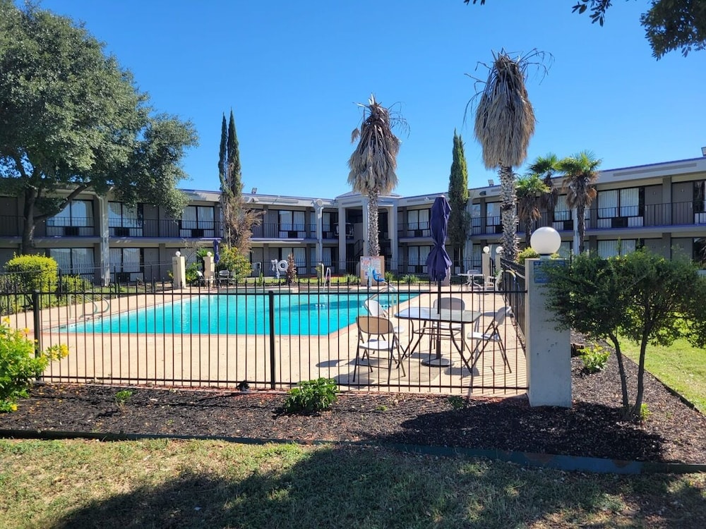 Knights Inn San Antonio near Frost Bank Center 3/35