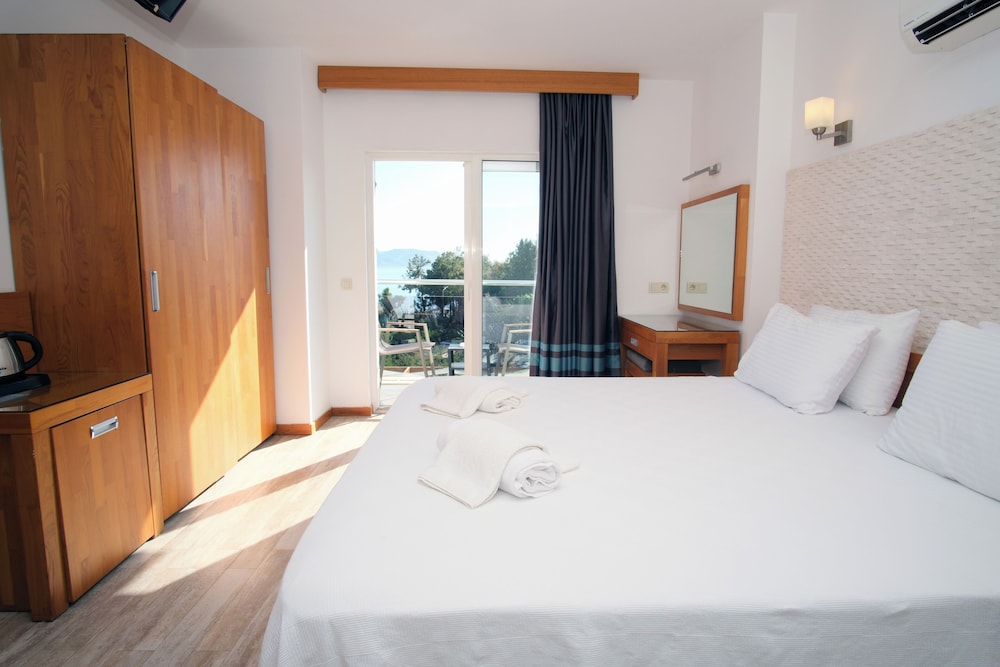 ROOM, TRIPLE, SEA VIEW