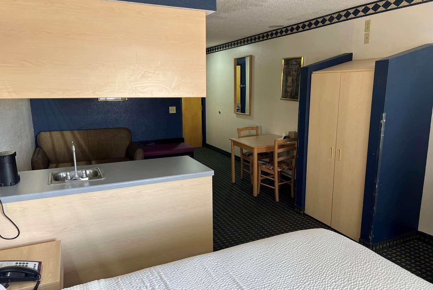 Days Inn & Suites By Wyndham Hutchinson 13/42