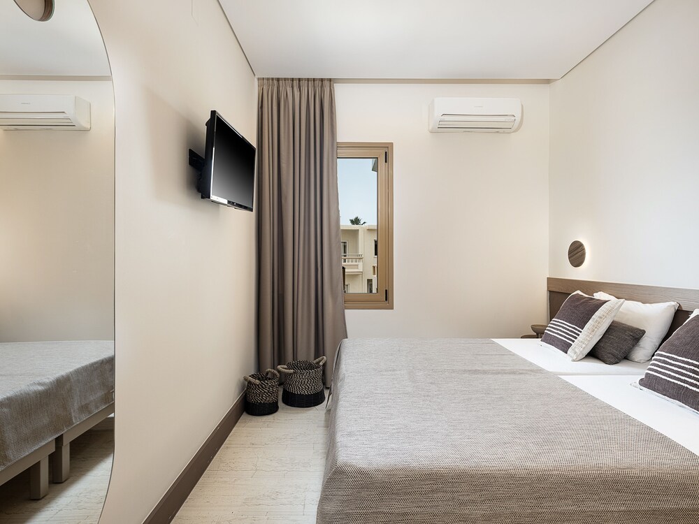 1 BEDROOM, APARTMENT, PARTIAL SEA VIEW
