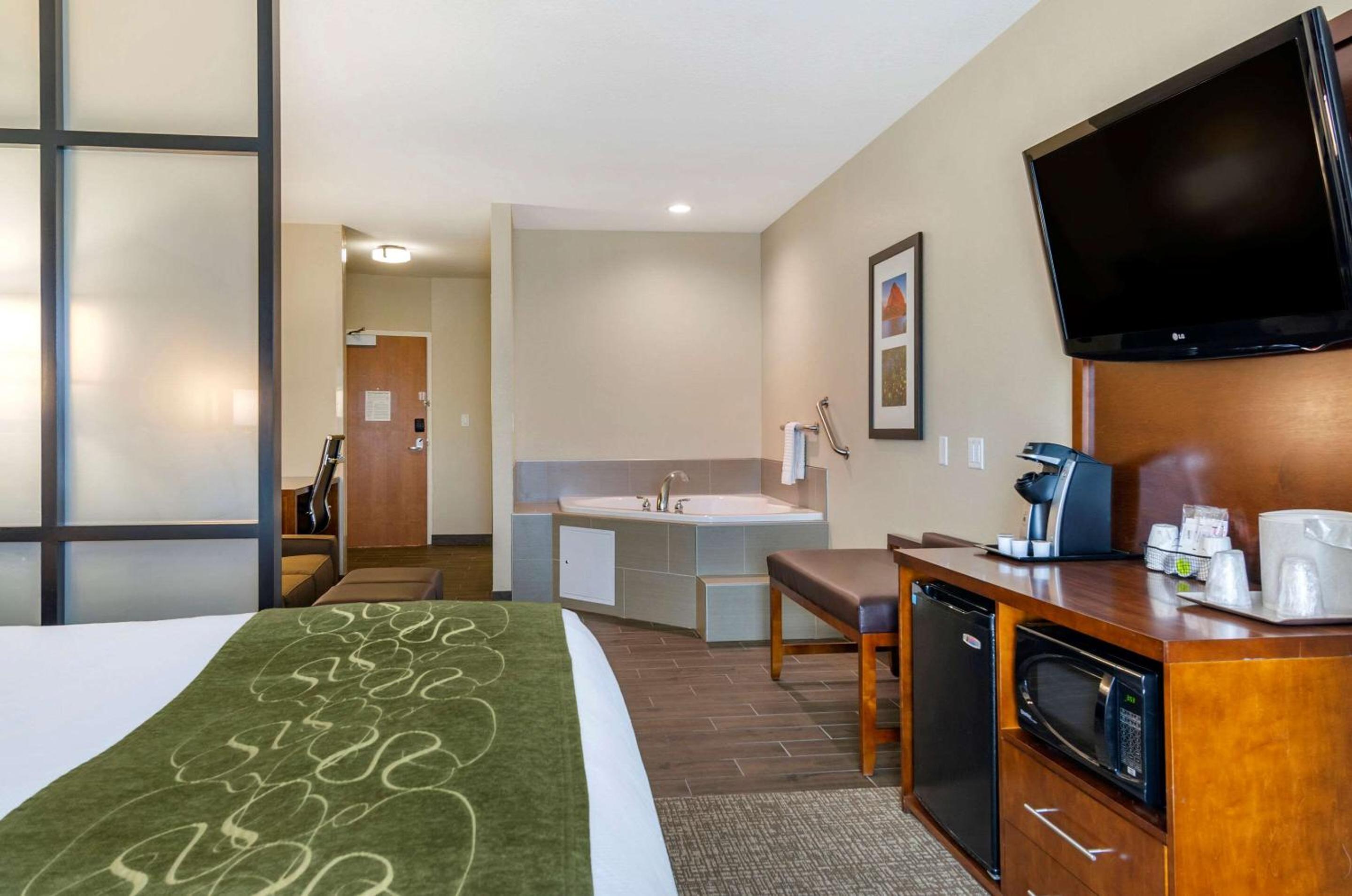 جناح بسرير كينج بحوض جاكوزي، Comfort Suites Helena Airport 2/5