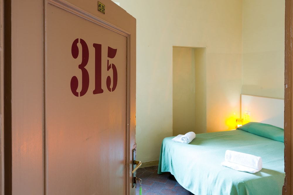 Hostel 7 Santi 8/50