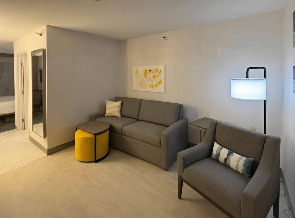 SUITE, QUEEN BED