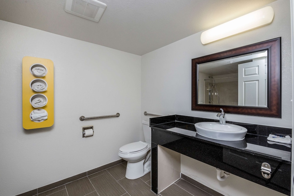 Motel6 Peoria, IL 63/66