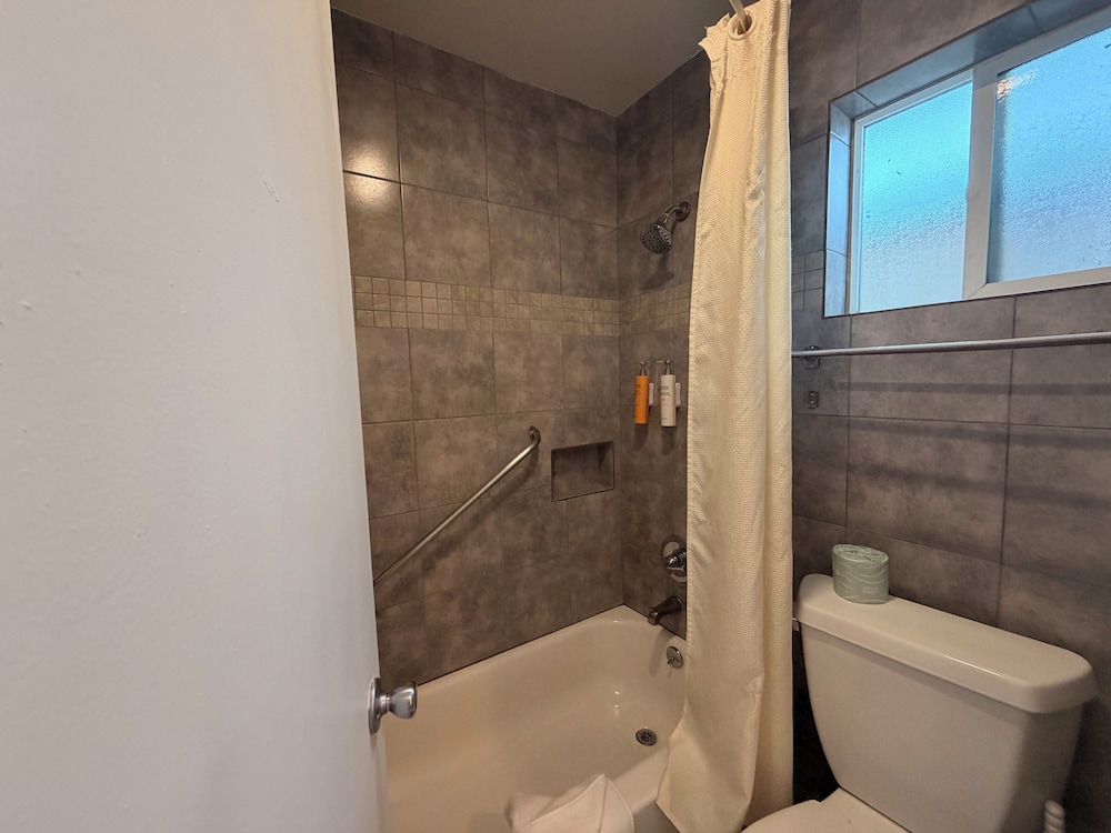 Holland Inn And Suites 48/51