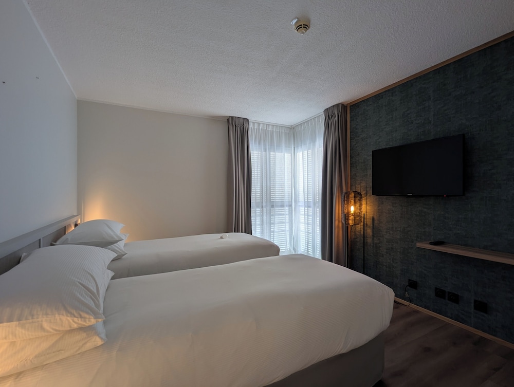 3 BEDROOMS, DELUXE, APARTMENT, GARDEN VIEW