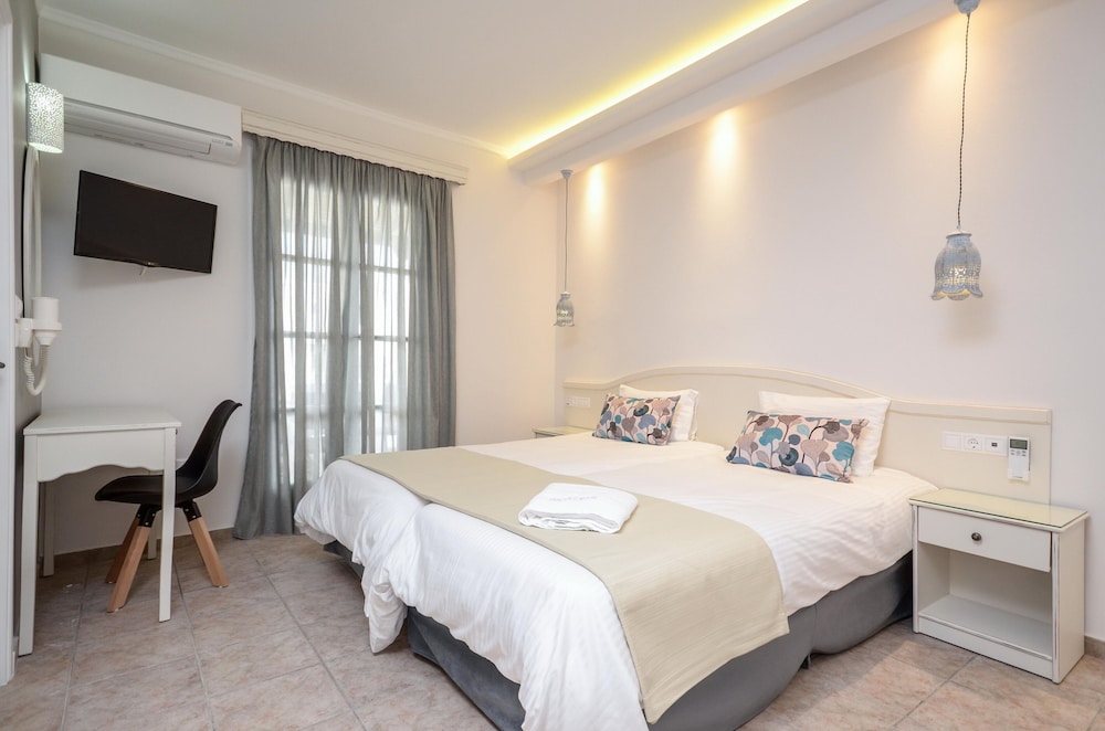 Spiros Hotel 31/83