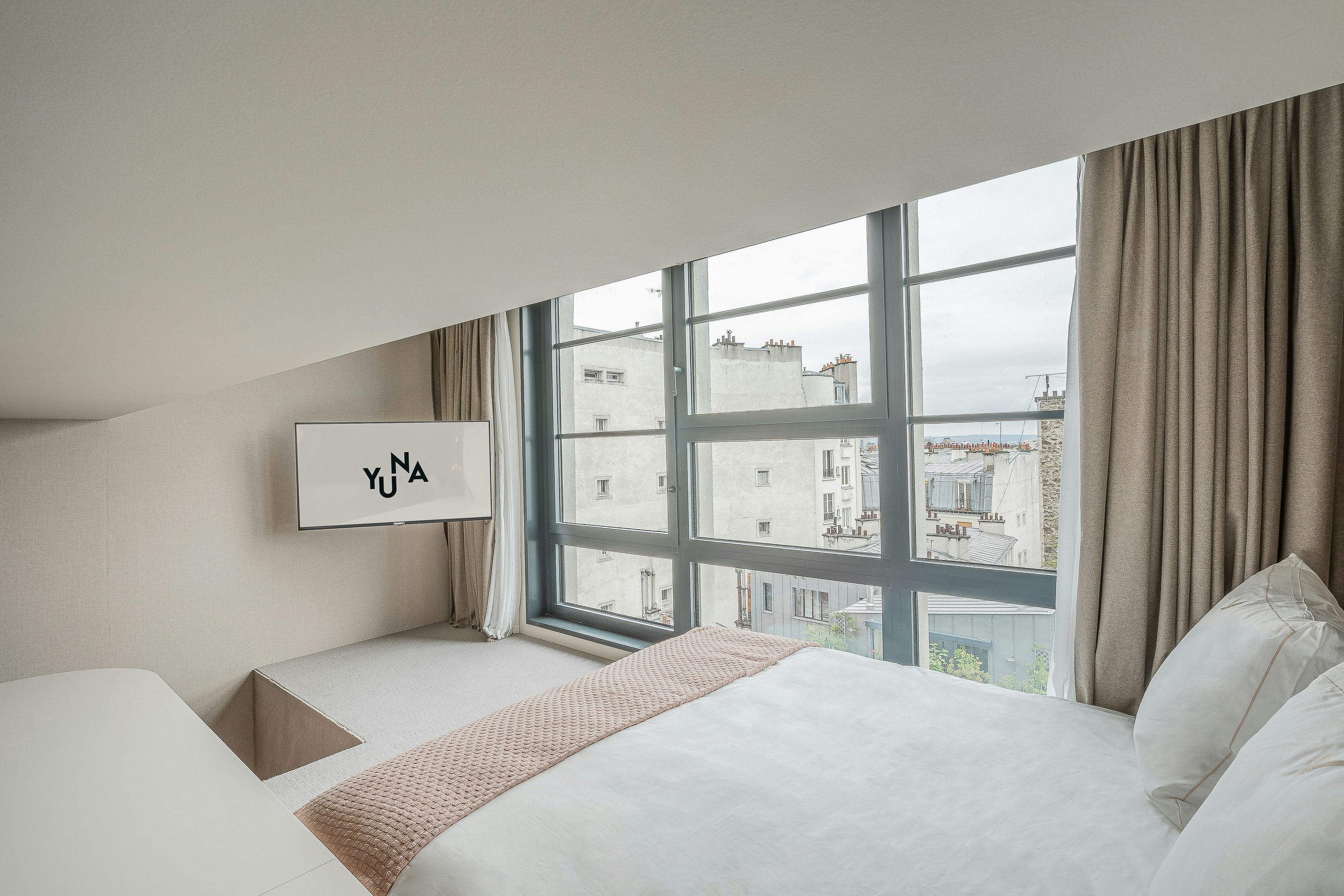 YUNA MONTMARTRE 29/64