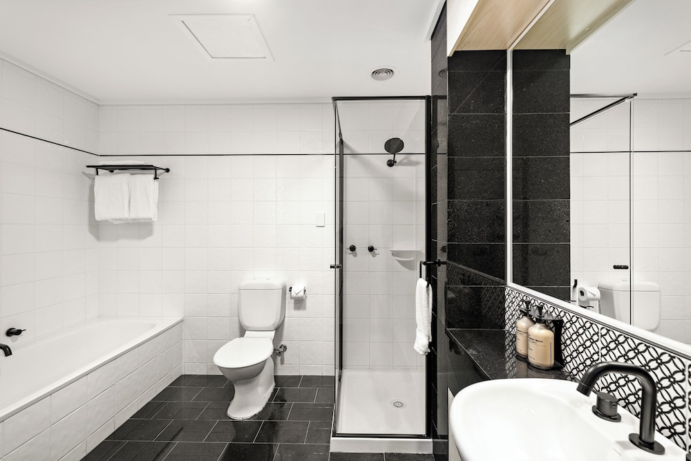 2 Bedrooms, Connecting, Family, Apartment, 1 King and 2 Queen Beds, Melbourne City Suites 3/3