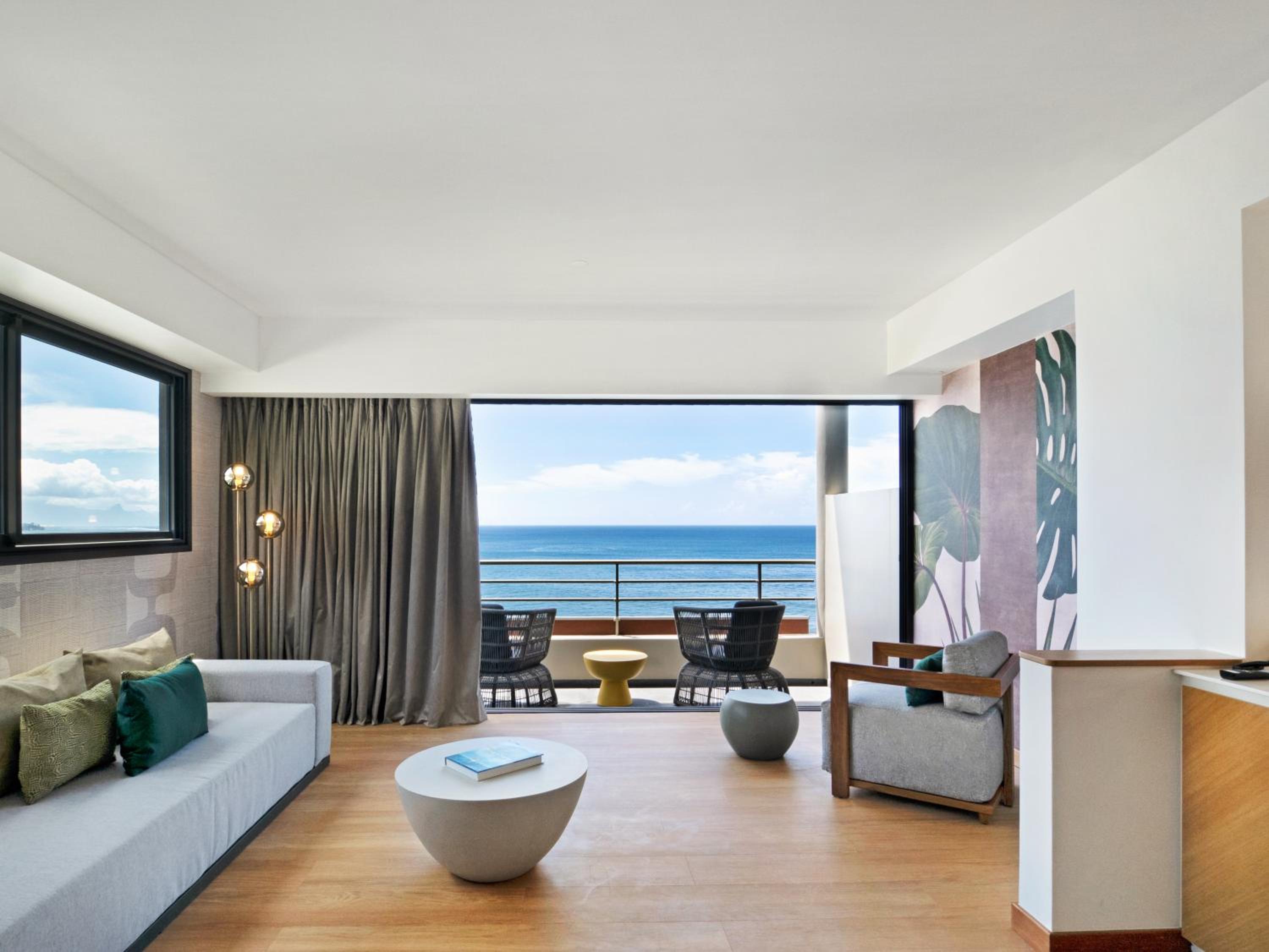Signature, Suite, King Bed, Ocean Front, Sofa, Kitchen