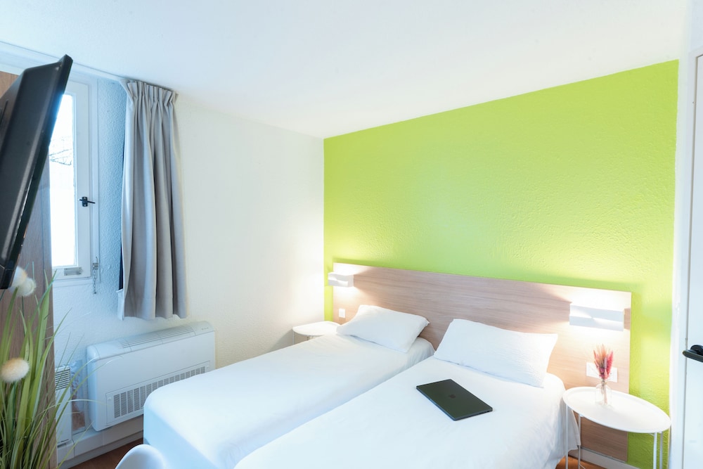 ROOM, TWIN BEDS