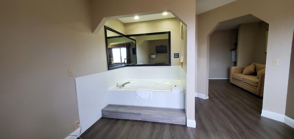 Super 8 by Wyndham Paris TN 20/31