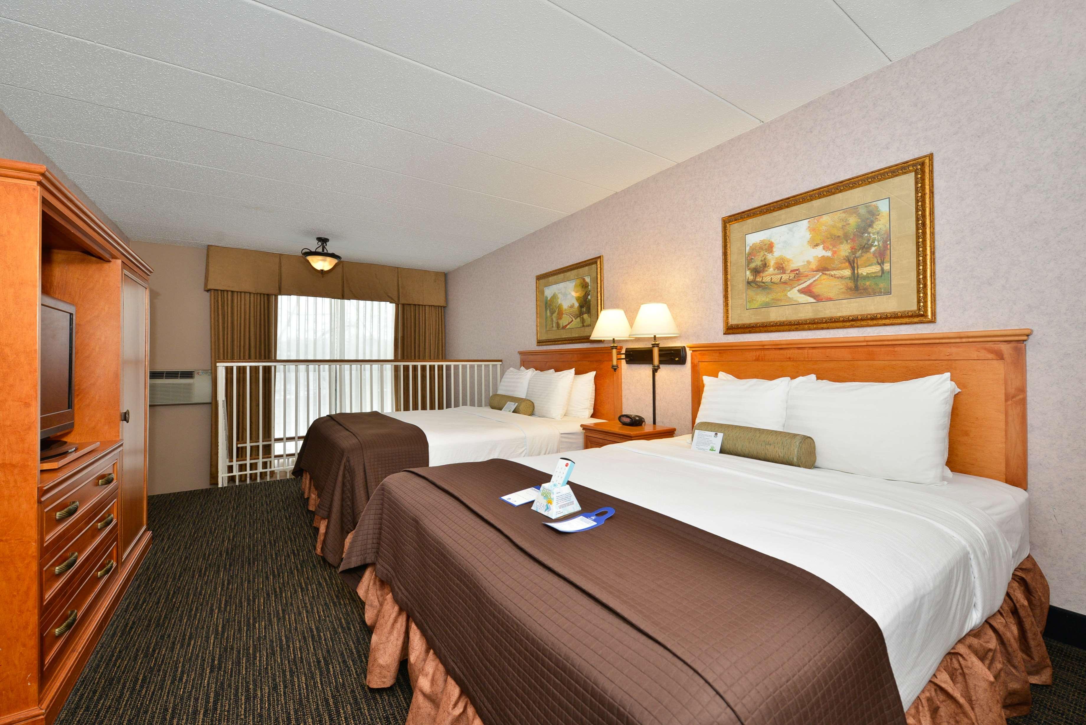 Bi Level, Suite, 4 Queen Beds