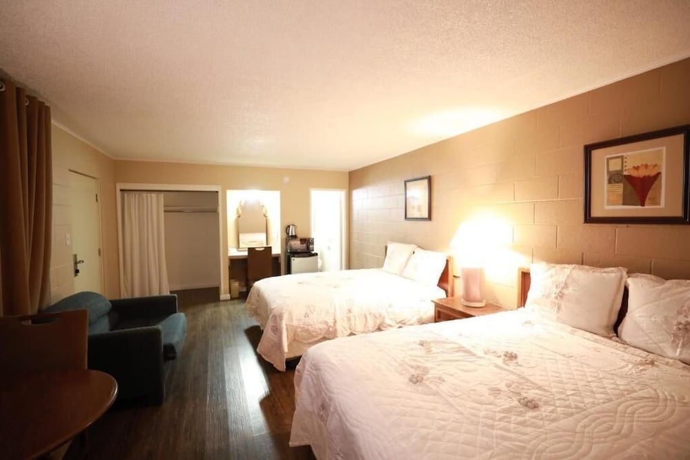 Royal Inn and Suites 13/42