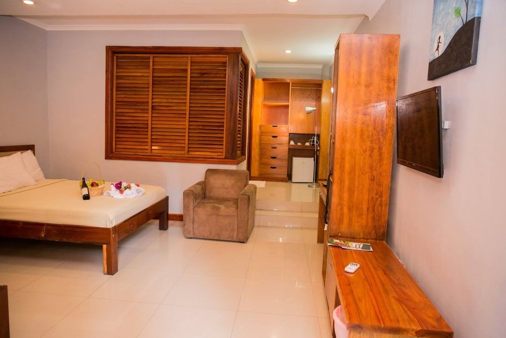 The Hideaway Hotel 35/39