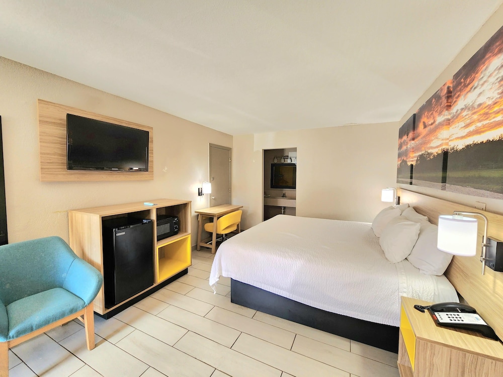 ROOM, QUEEN BED, ACCESSIBLE