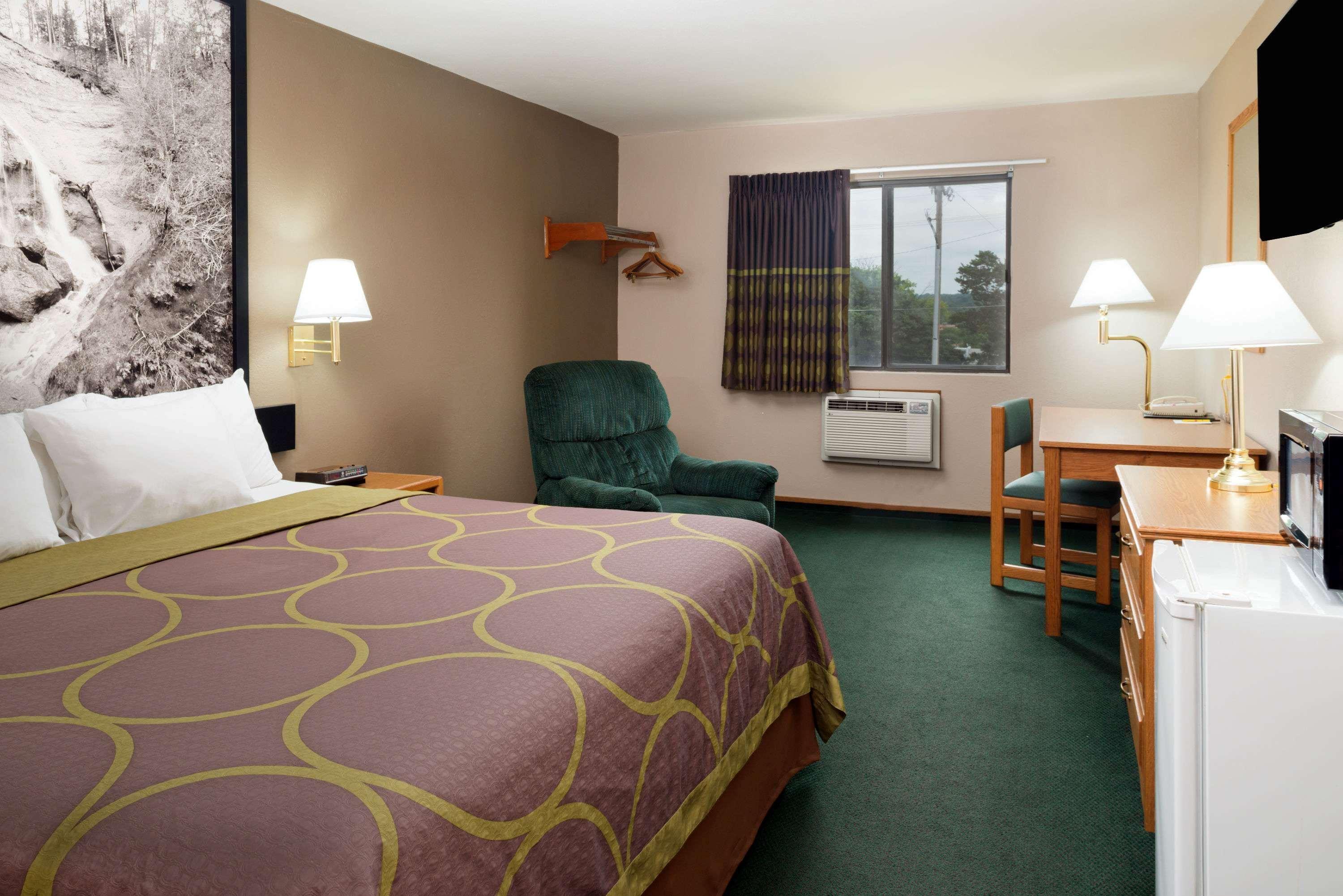 Super 8 by Wyndham Omaha NE 10/28