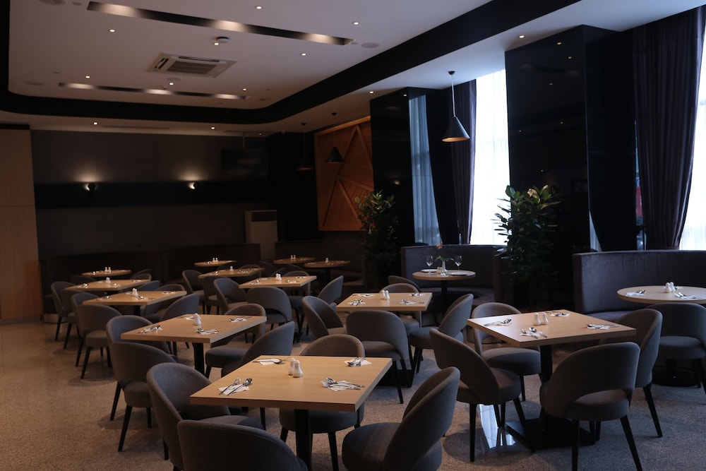 Imperial Riverbank Hotel 28/30