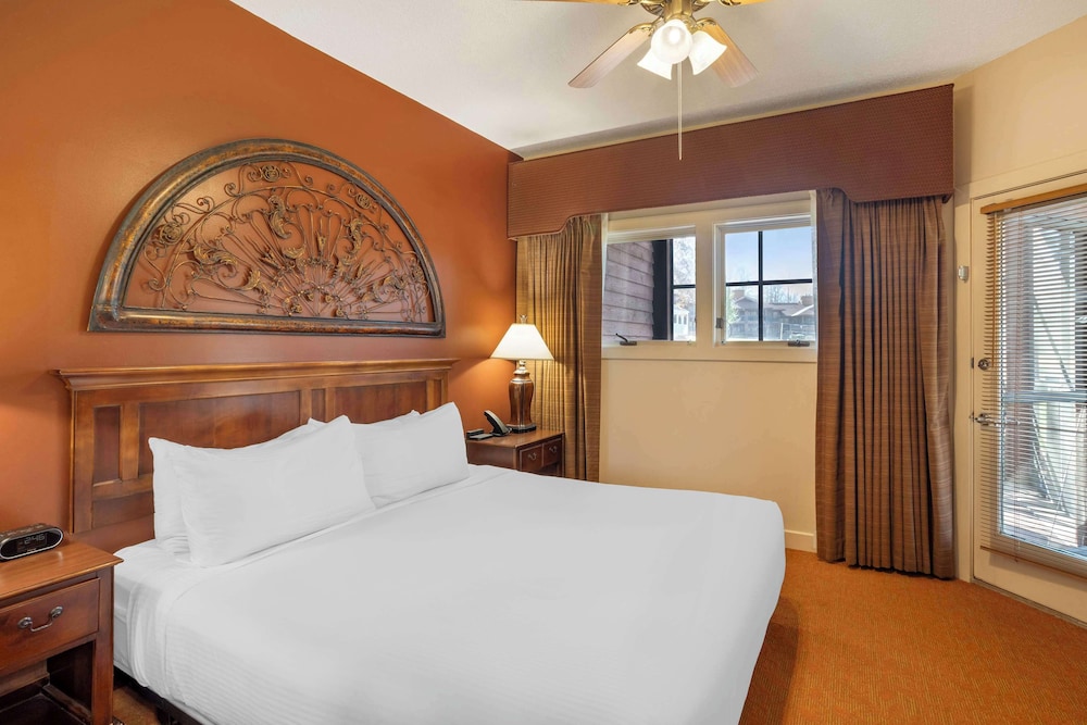 2 BEDROOMS, SUITE, KING AND QUEEN BED, SOFA