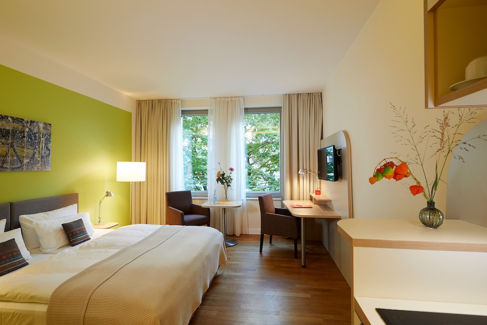 ROOM, TRIPLE, KITCHENETTE