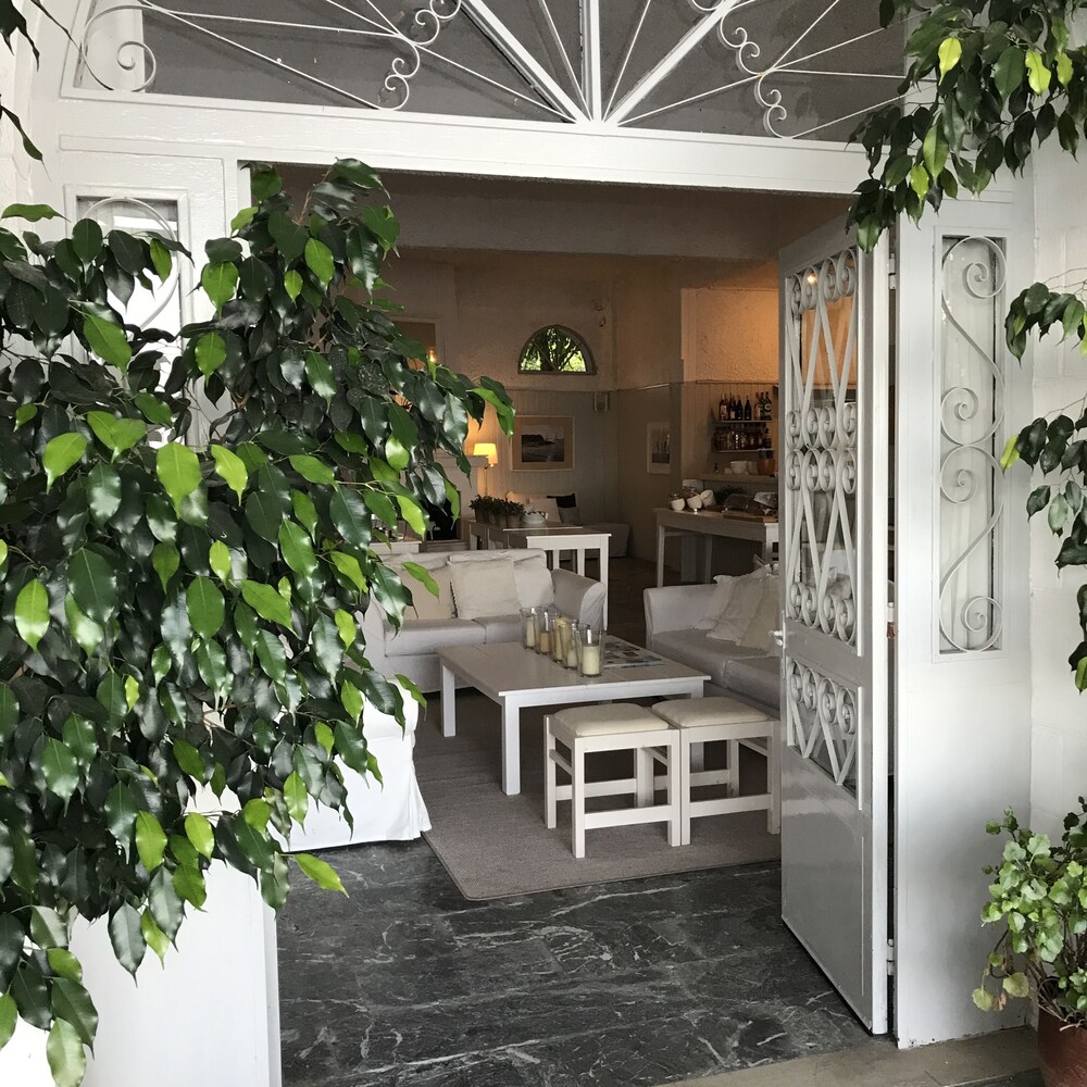 Paradisos Hotel 4/50