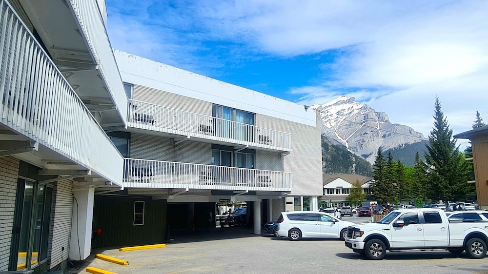 Bow View Lodge 57/67