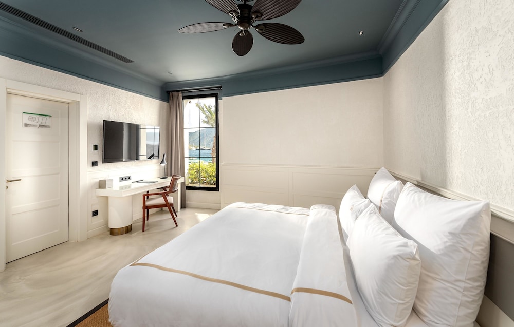 1 Bedroom, Suite, King Bed, Beach Front