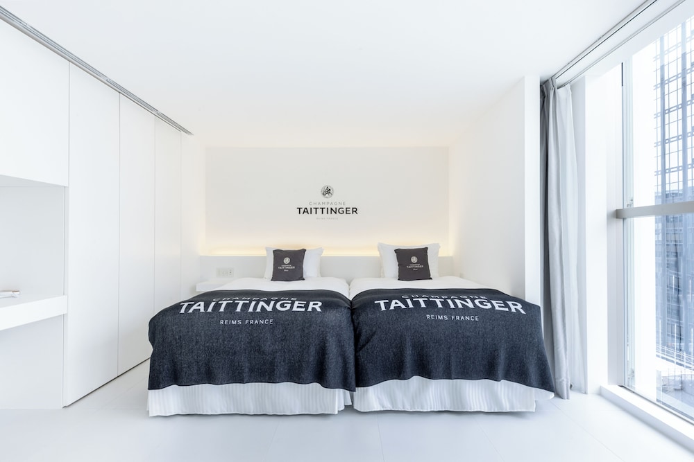 1 BEDROOM, DELUXE, TWIN BEDS, HIGH FLOOR