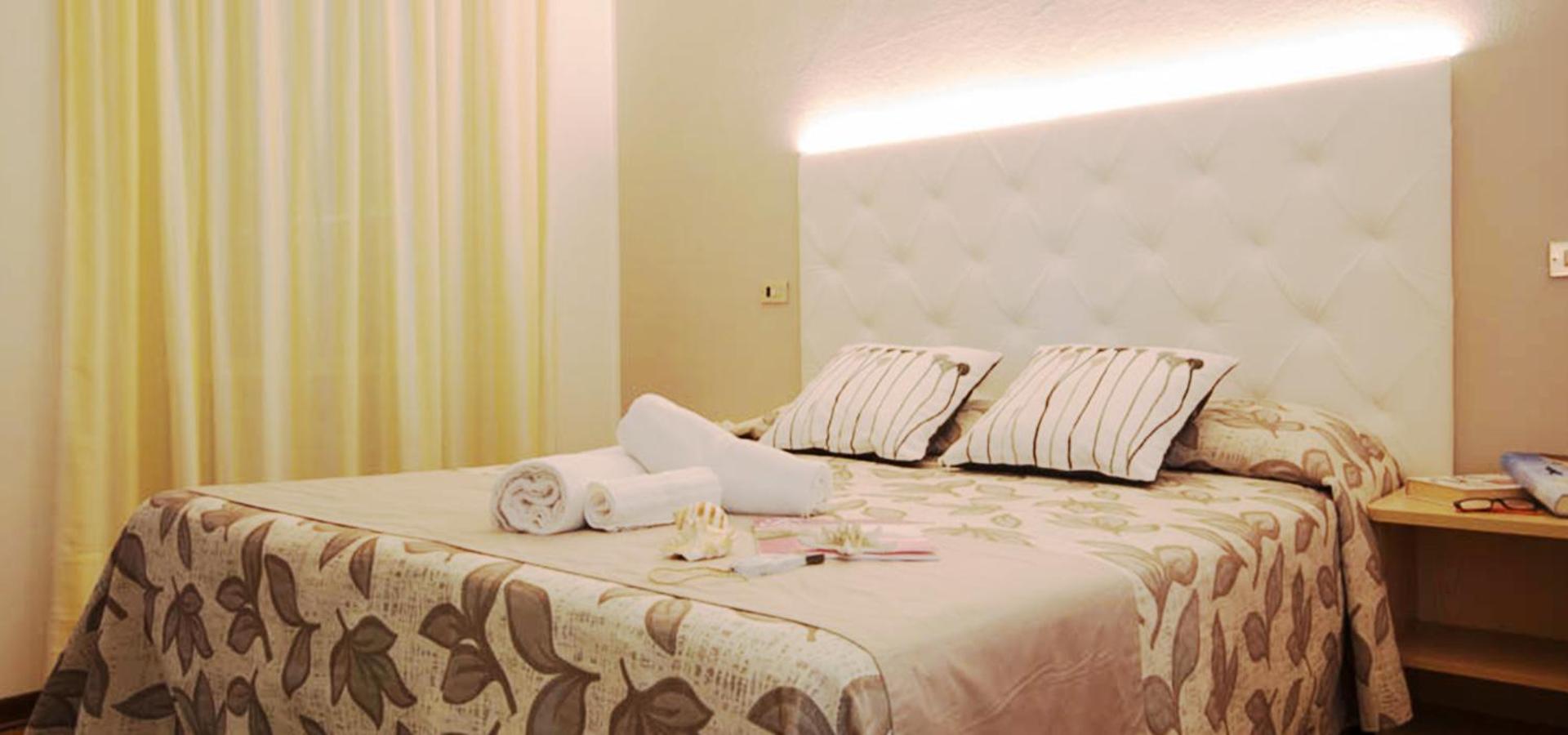 ROOM, DOUBLE OR TWIN BED
