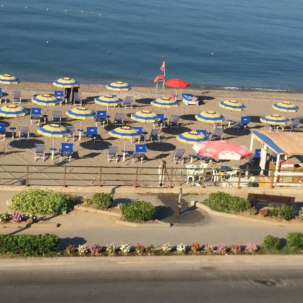 Ancora Hotel 65/72
