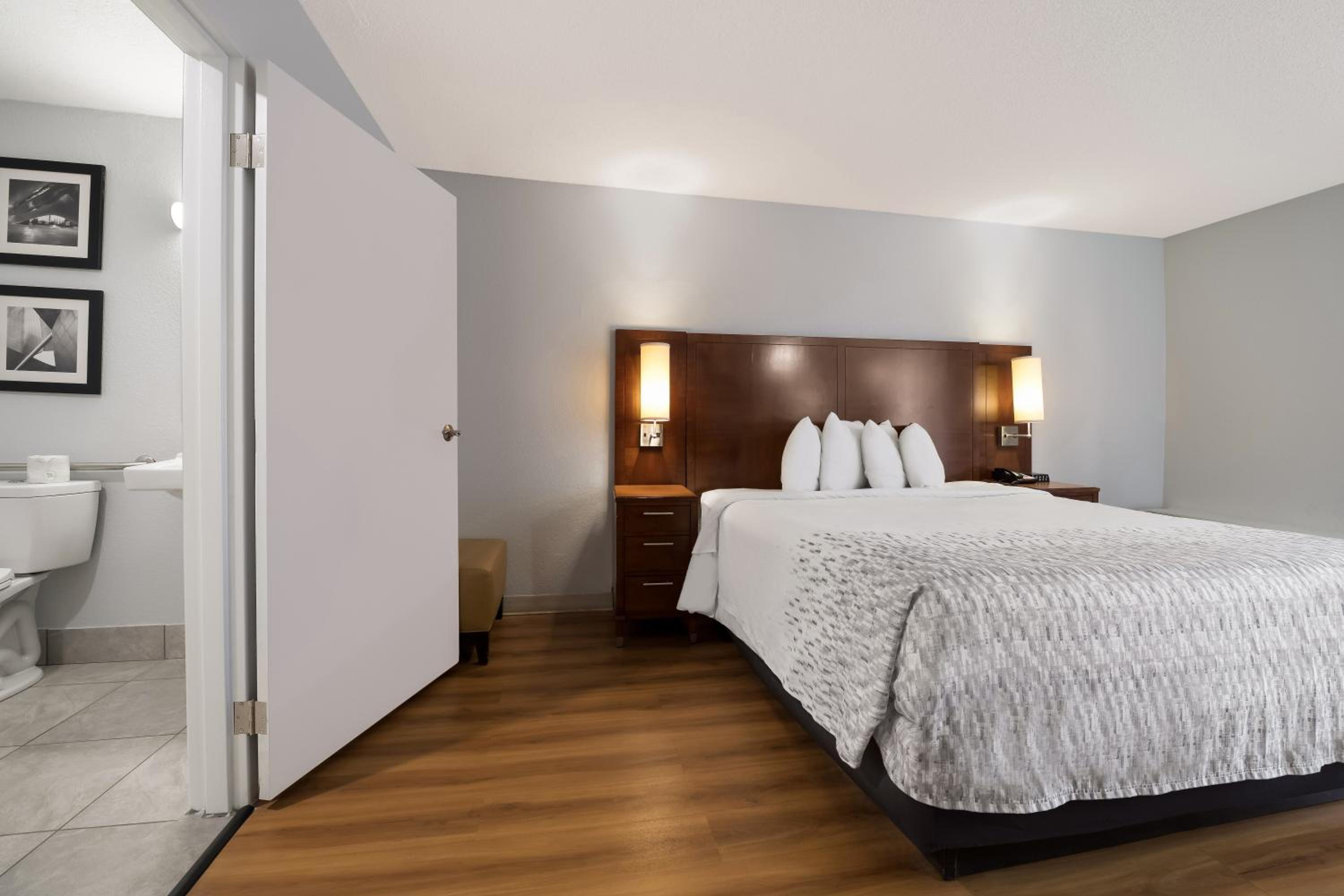 غرفة خارجية بسرير كينج لذوي الإعاقة، Econo Lodge Rockford Casino Area 3/4