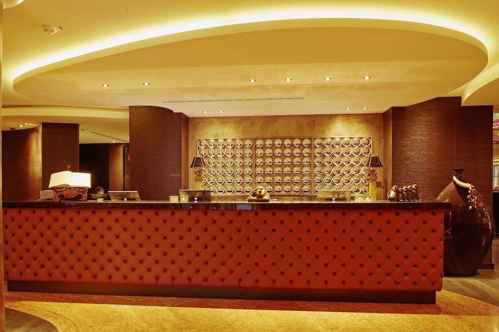 Savoy Hotel 1/33