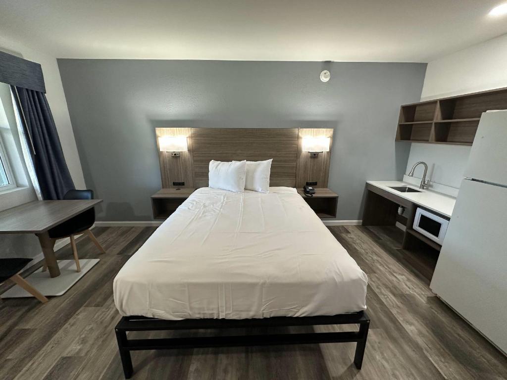 Efficiency, Queen Bed