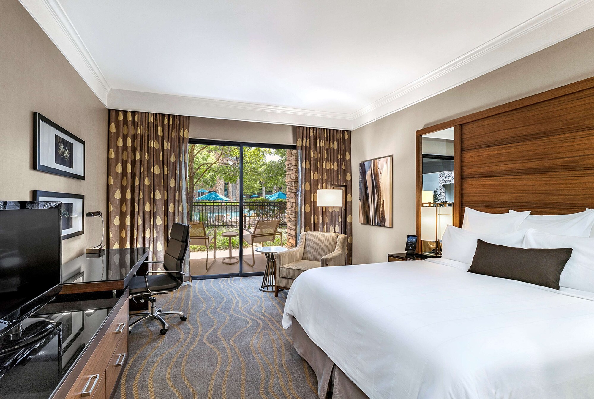 Pool, Walkout, King Bed