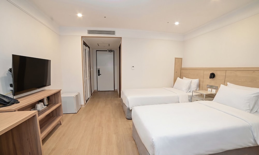 STANDARD, TWIN BEDS, CITY VIEW