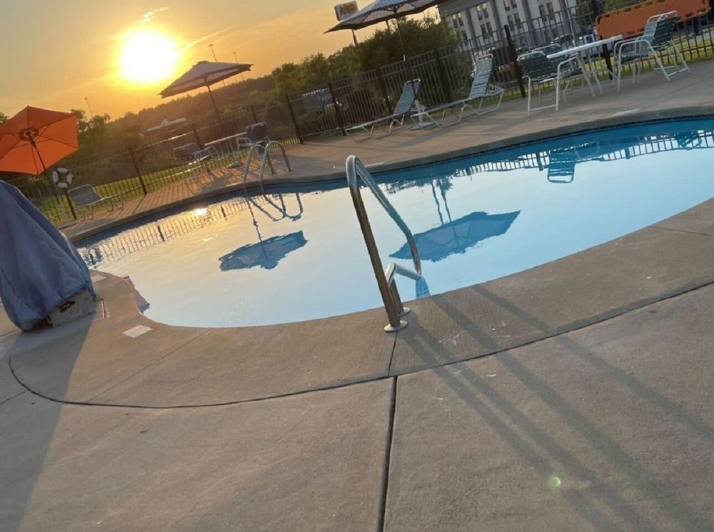 Quality Inn Austintown-Youngstown West 13/35