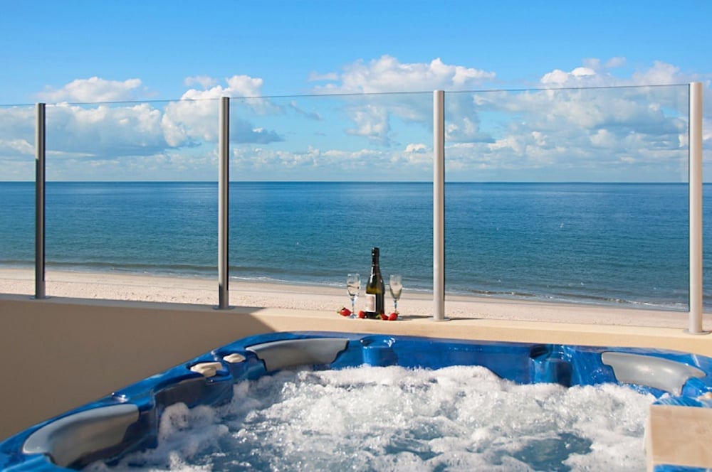 ON THE BEACH RESORT BRIBIE ISLAND 44/50