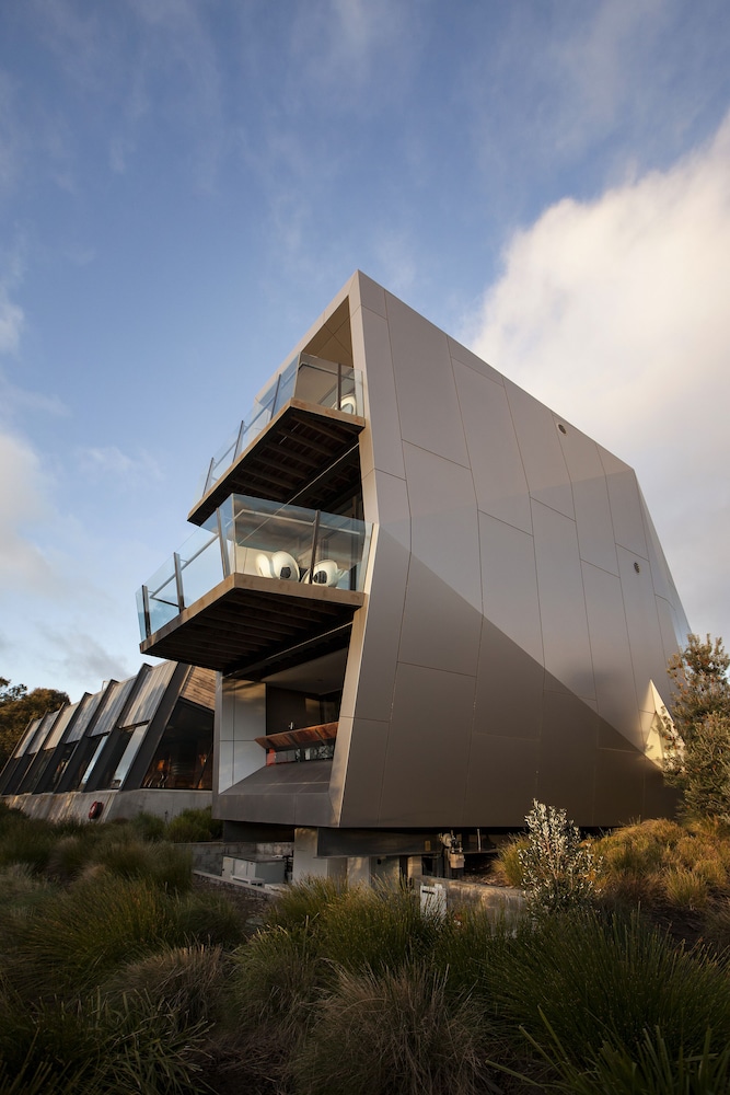 Mona Pavilions 1/50