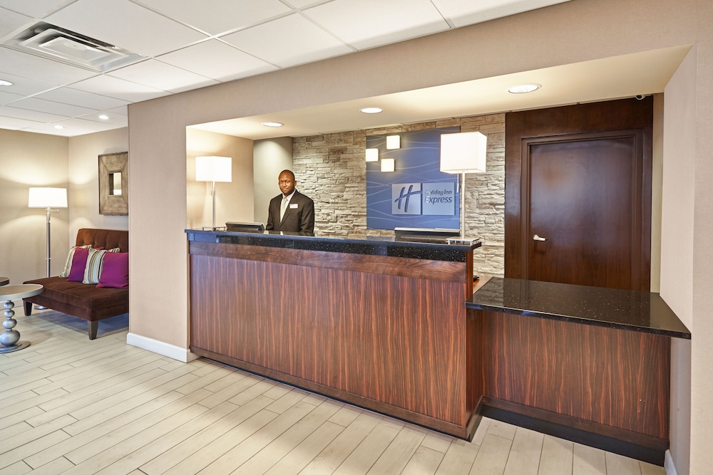 Holiday Inn Express Hampton Coliseum Central 6/80