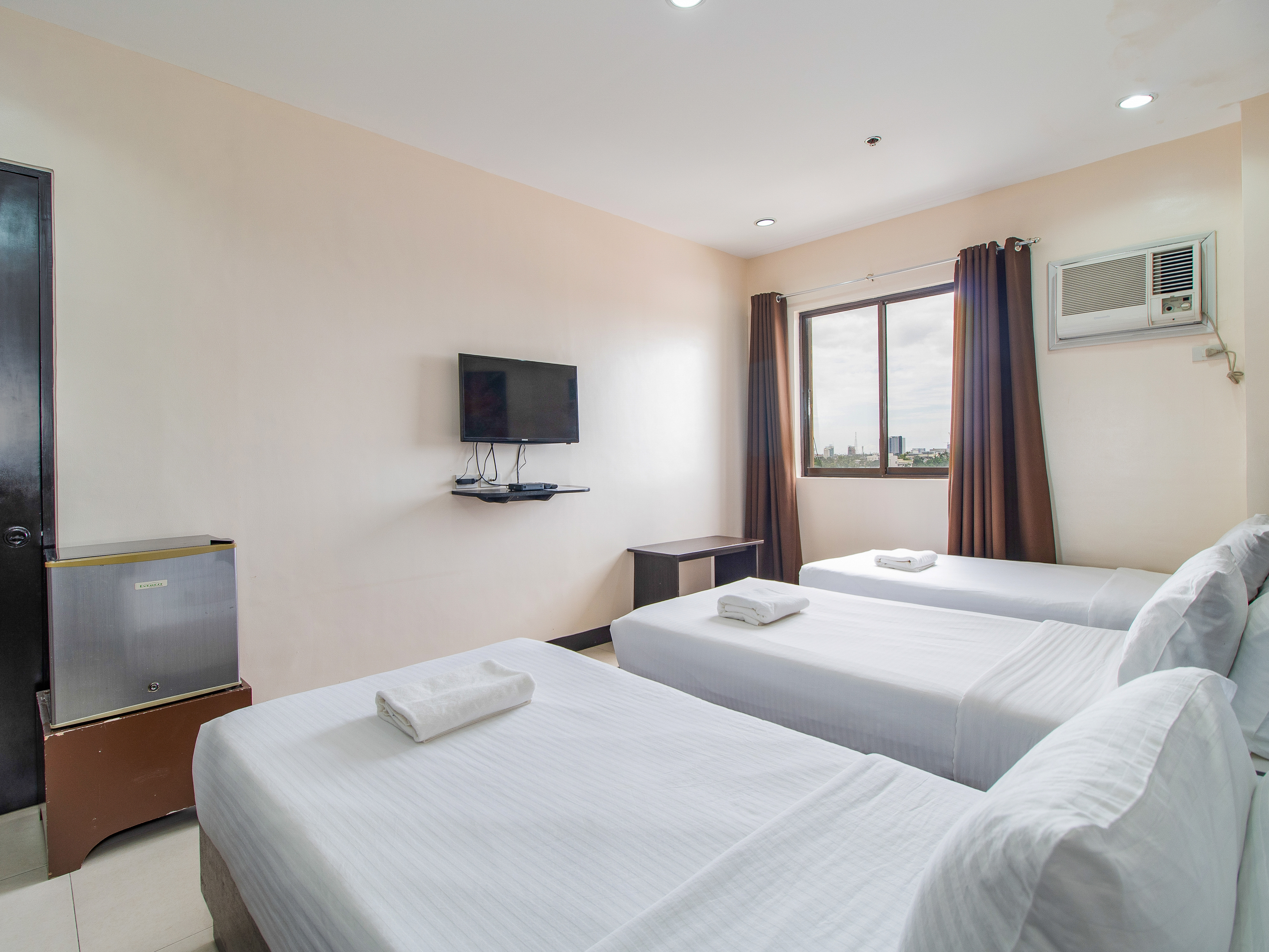 سكن مشترك مختلط ثلاثي، Main Hotel And Suites 3/4