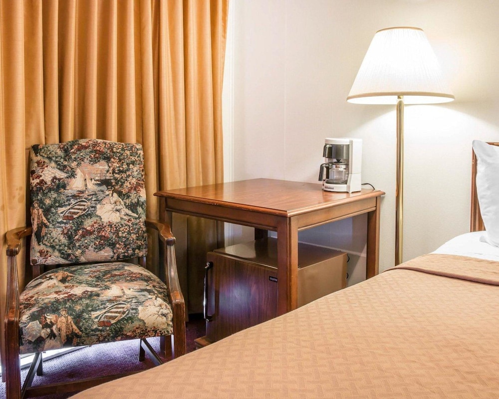 Quality Inn & Suites Mackinaw City Beachfront photo5