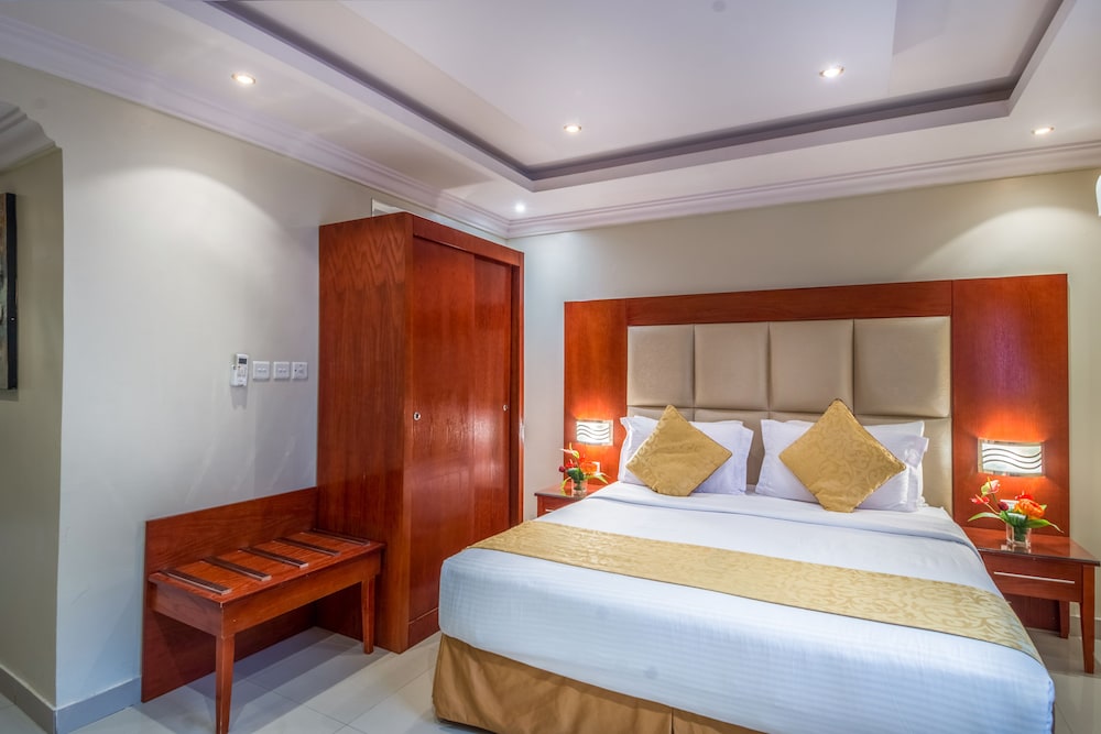 ROOM, DOUBLE BED