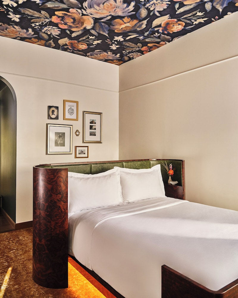 Pullman, Queen Bed
